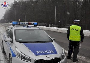 policjant na drodze w zimie