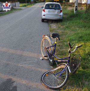 uszkodzony po wypadku rower w tle toyota