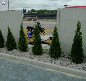 motocykl i uszkodzone betonowe ogrodzenie