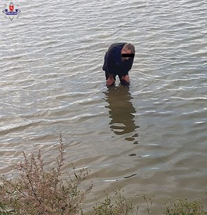 mężczyzna stojący w wodzie