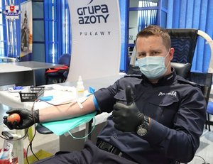 Komendant Powiatowy Policji w Puławach podczas oddawania krwi