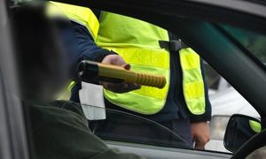 badanie alkomatem kierowcy przez policjanta