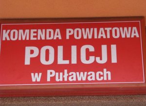 napis komenda powiatowa policji w Puławach na szklanym kloszu