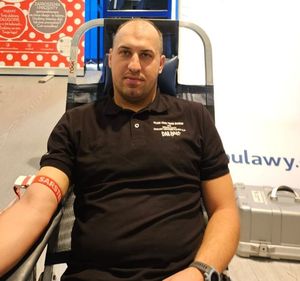 mężczyzna przygotowany do oddawania krwi