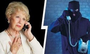 kobieta rozmawiająca przez telefon w drugiej części zamaskowany przestępca